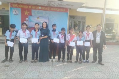 Trao thưởng HS đạt thành tích khi tham gia các trò chơi trong hoạt động trải nghiệm của nhà trường