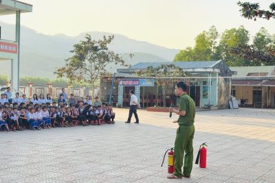 Công an xã Cà Đam phối hợp với Trường PTDTBT TH&THCS Trà Bùi tổ chức hội nghị tuyên truyền pháp luật về phòng cháy chữa cháy và cứu nạn cứu hộ