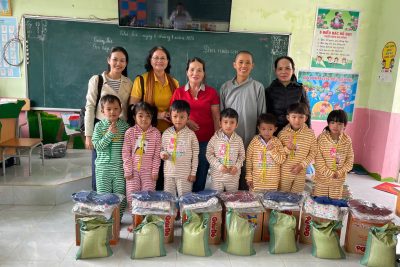 Đón Đoàn từ thiện về phát quà cho học sinh