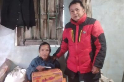 Trao quà tết cho hộ dân nghèo