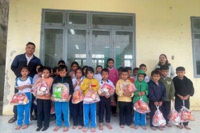 Đoàn từ thiện trao tặng quà cho các em học sinh