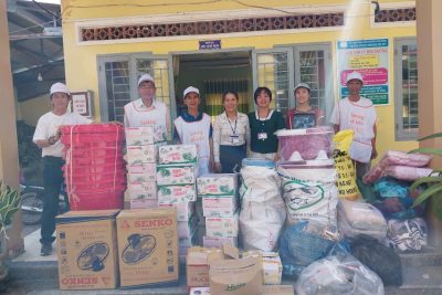 Đoàn thiện nguyện trao quà cho các em học sinh trường PTDTBT TH&THCS Trà Bùi