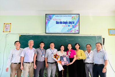 Chia tay giáo viên chuyển công tác