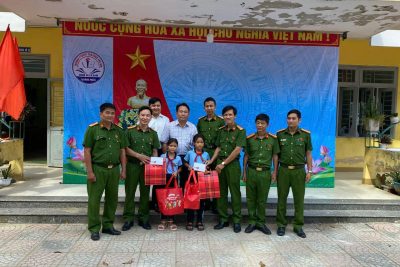 Công an xã Cà Đam tặng quà cho học sinh có hoàn cảnh khó khăn, chăm ngoan, học tập giỏi